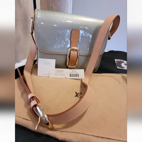 LOUIS VUITTON Never Used w/ Tag Monogram Vernis Christie GM in Silver Crossbody - Picture 9 of 15